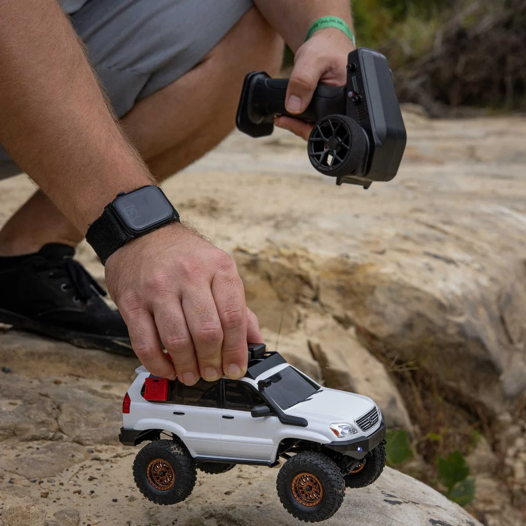 Axial Lexus GX470 SCX24 4WD RTR Crawler, White - Image 3